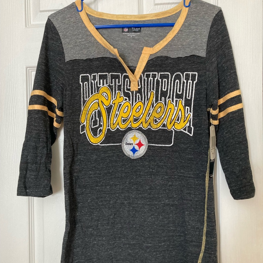 Woman’s Steelers shirt size medium NWT’s